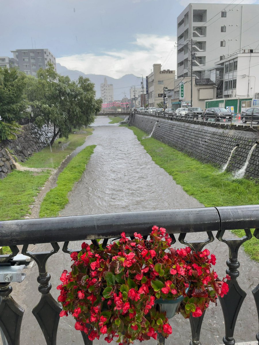 ponta_v_oshi's tweet photo. りんごのアイスおいし〜
とか思ってたら急に雨えぐい https://t.co/6irLsO99K0