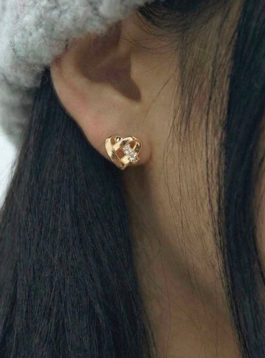 jeffbstore's tweet photo. 〰️Preorder〰️ 
AORA Twist Heart Stud Earrings ‼️Sale90%‼️ต่างหูรูปหัวใจค่า  แบรนด์เกาหลีมาลดเยอะเลย

💬มี 2 สี
Silver 
Gold

✖️Price : 149฿✖️ 

📌จ่ายตอนของมา แต่ห้ามเทน้า
📍รับจำนวนจำกัด
(รอของ6-8week) #jeffbpre 

{ สั่งจองได้ที่ฟอร์มใน reply ใต้โพสนะคะ } https://t.co/N8dhcdXOyU