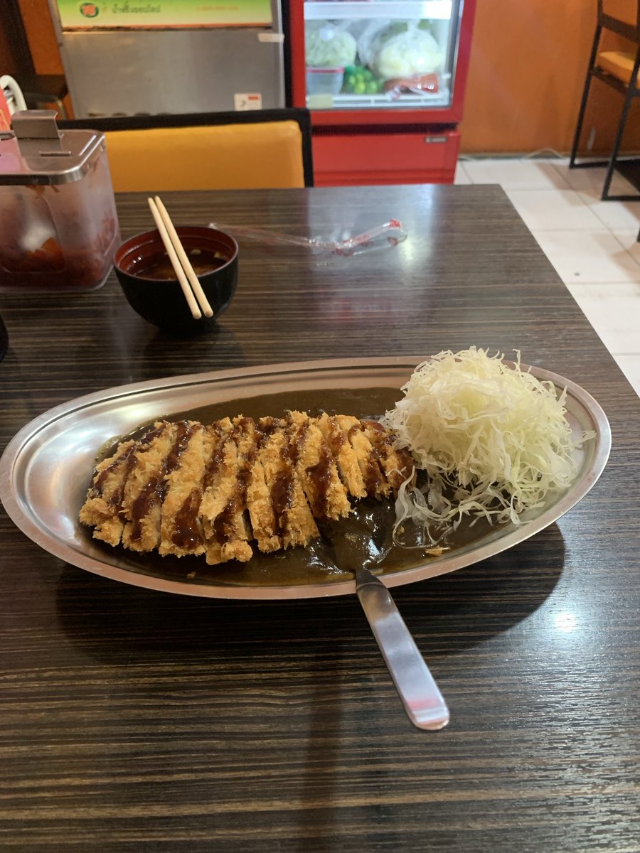 megahhon's tweet photo. 20分ほど待って初手からフォークがブッ刺さった状態でカツカレーがきました。 https://t.co/XP39pUIlaA
