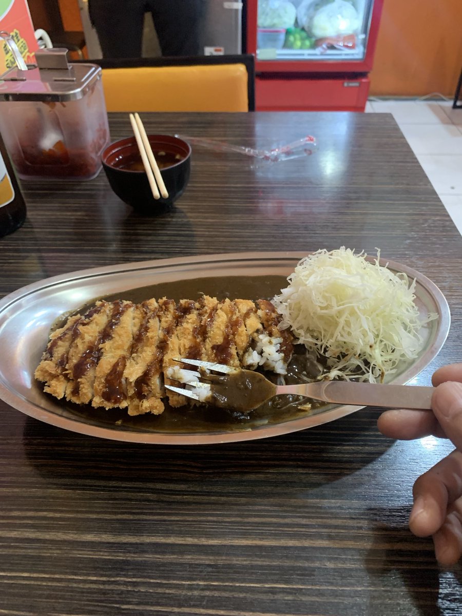 megahhon's tweet photo. 20分ほど待って初手からフォークがブッ刺さった状態でカツカレーがきました。 https://t.co/XP39pUIlaA