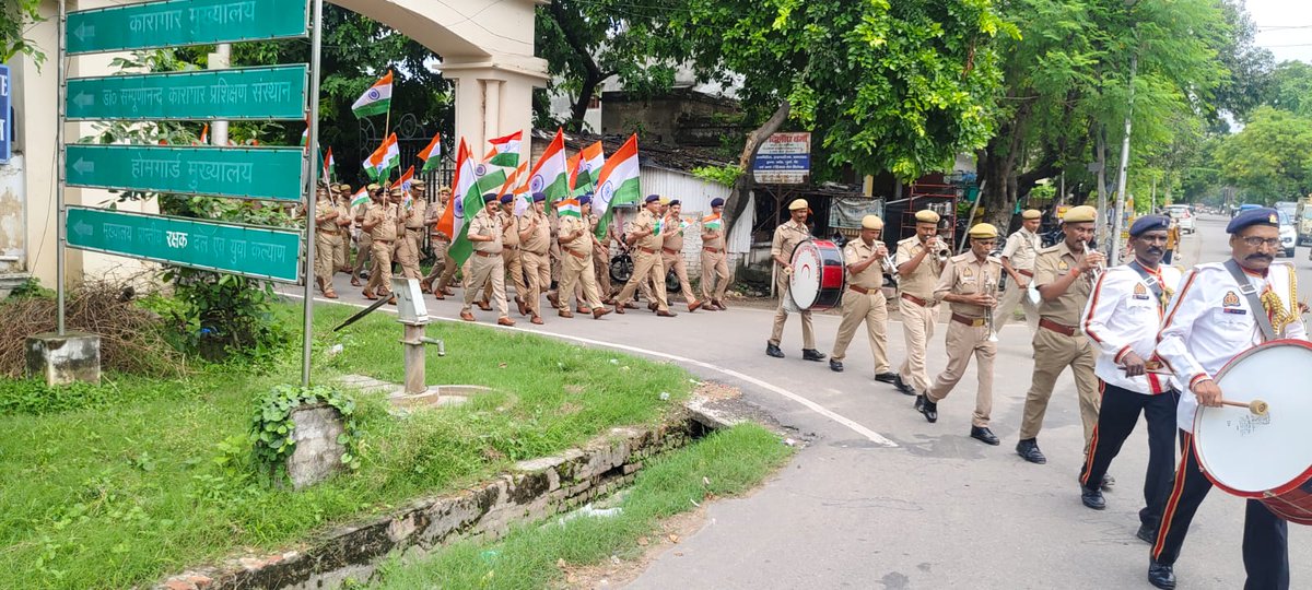 HomeGuardsUP's tweet photo. दिनांक 14 अगस्त 2026 को होमगार्ड मुख्यालय, उत्तर प्रदेश से कमाण्डेन्ट जनरल, होमगार्ड्स, उत्तर प्रदेश श्री डी.के. ठाकुर एवं अन्य अधिकारियों द्वारा विभागीय कर्मचारियों तथा होमगार्ड स्वयंसेवकों के साथ राष्ट्रभक्ति की भावना से तिरंगा यात्रा निकाली गई।#HarGharTiranga #TirangaYatra https://t.co/9s95dkBw0g