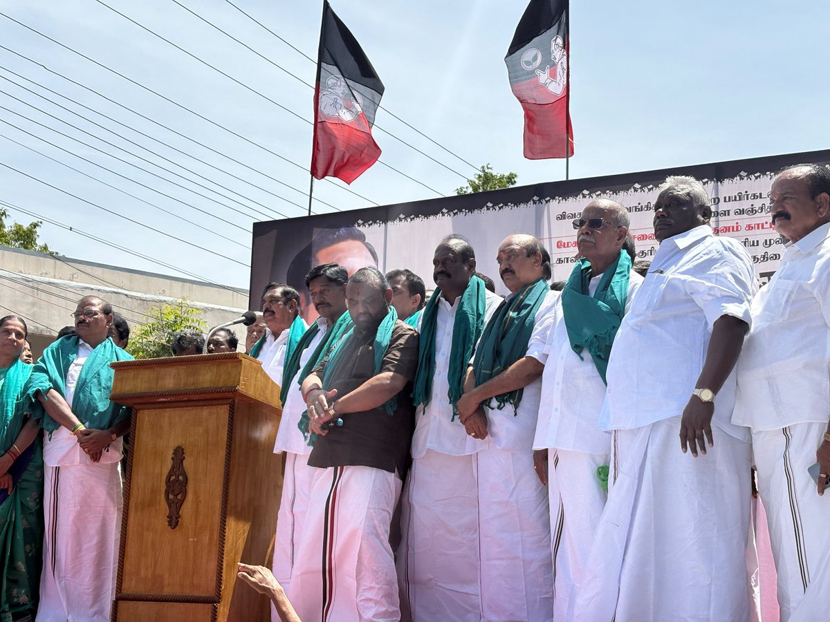 rmanoharanadmk's tweet photo. டெல்டா மாவட்ட விவசாயிகளின் பயிர் கடனை முழுமையாக தள்ளுபடி செய்யாத தவெக அரசை கண்டித்து
தஞ்சையில் இன்று
 அ.இ.அ.தி.மு.கழக பொதுச்செயலாளர்
 வருங்கால தமிழகமுதலமைச்சர்
  விவசாயிகளின்பாதுகாவலர்
 மாண்புமிகு எடப்பாடியார்  அவர்கள் தலைமையில் 
 நடைபெற்ற ஆர்ப்பாட்டத்தில் கலந்து கொண்ட பொழுது https://t.co/5ZofTLjFdM