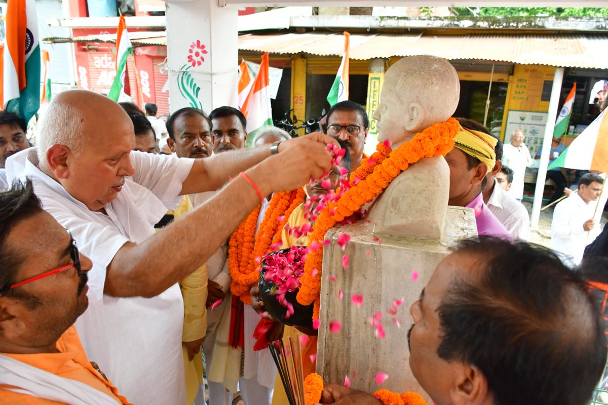 spshahibjp's tweet photo. आज अपनी विधानसभा क्षेत्र पथरदेवा के अंतर्गत ग्राम नौतन हथियागढ़ में अमर शहीद रामचन्द्र विद्यार्थी जी की प्रतिमा पर पुष्पांजलि अर्पित कर उन्हें श्रद्धापूर्वक नमन किया।

जय हिंद! 🇮🇳
#HarGharTiranga #TirangaYatra #Pathardeva #Deoria #AzadiKaAmritMahotsav #ViksitBharat https://t.co/LNIwmEjs8Y