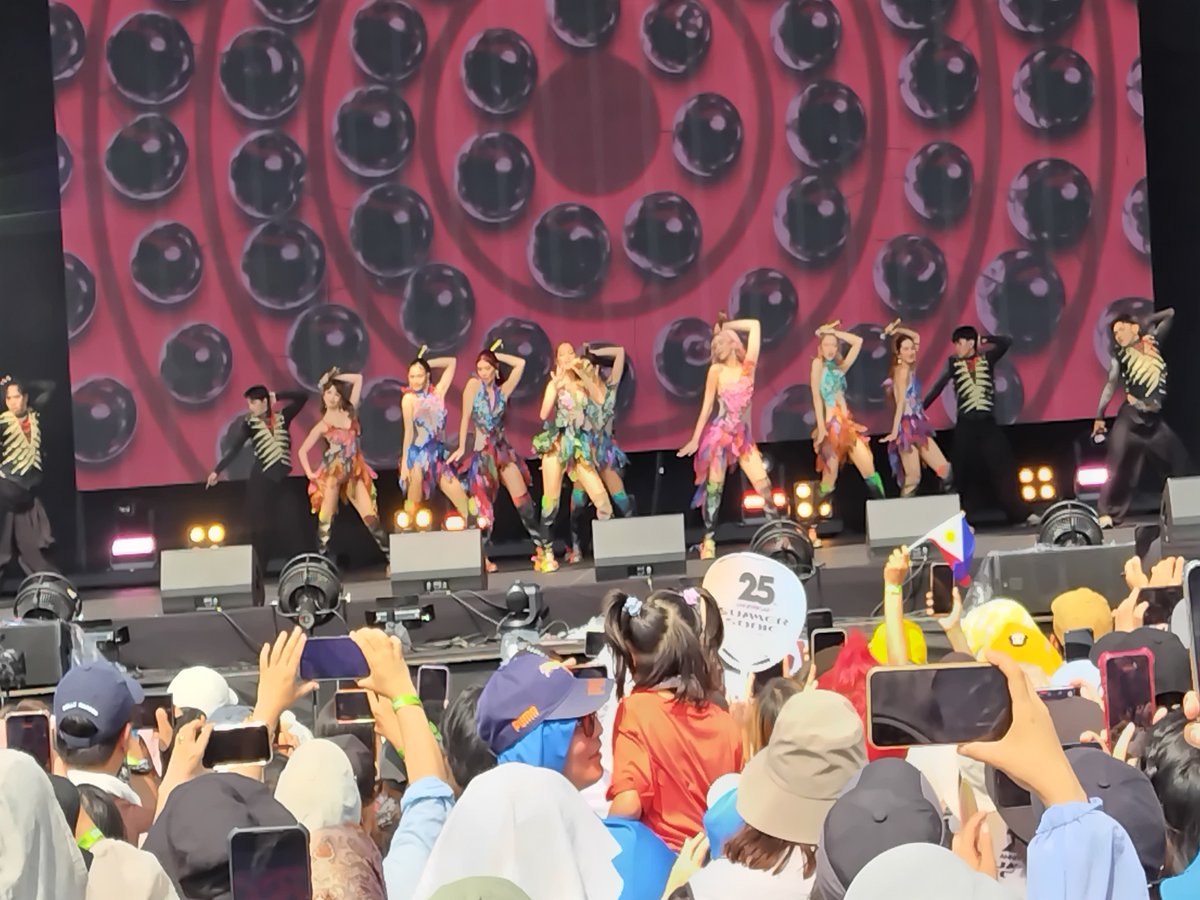toshihidenagase's tweet photo. 時間が空いたので、話題のフィリピンのガールズ・グループBINIを観た！ファンからの声援・歓声も凄かった！レゲトン風の曲が良かったな。サマソニじゃなければ観なかったと思うので、観れて良かった🎵　#サマソニ https://t.co/o3zVuGfq1c