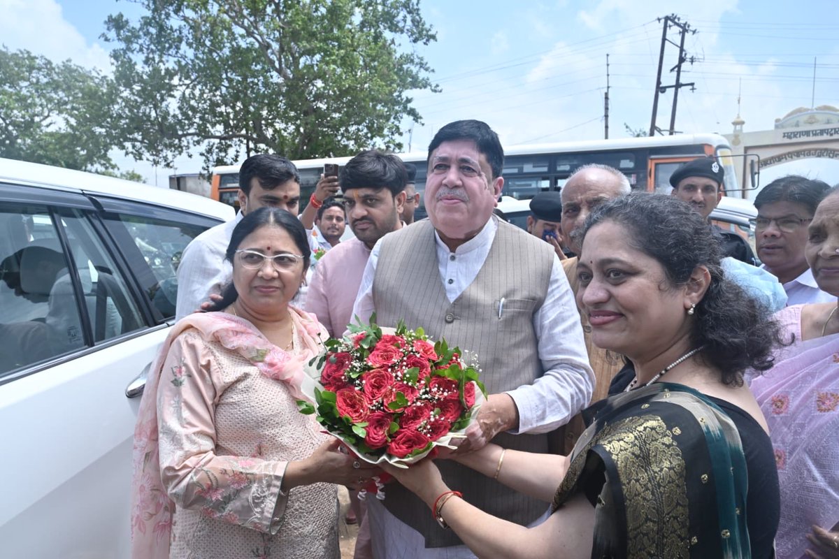 Dileep_Sanghani's tweet photo. अयोध्या से इफको इकाई, फूलपुर के प्रवास के दौरान सुलतानपुर में IFFDC के अध्यक्ष गुरुप्रसाद त्रिपाठी, निदेशक अंकित परिहार, प्रबंध निदेशिका माधवी विप्रदास ओर स्थानीय सहकारी कार्यकर्ताओं ने आत्मीय अभिवादन किया।

आप सभी के स्नेह, सम्मान और आत्मीयता के लिए हृदय से धन्यवाद। 🙏
@IFFDC_Ltd