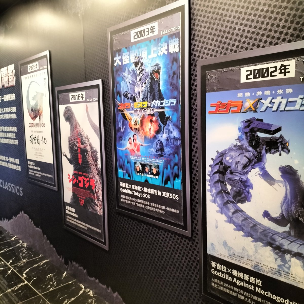 cgboy261's tweet photo. 今請假去台北 遊玩 哥吉拉·巨獸爭鋒 臨場感體驗很讚！缺點蠻多的..：1.機械哥發2炮就被XX 還以為很厲害？ 2. 沒原版日文發音大陸發音聽起來超彆扭 3.時長好短 很不盡興 4.坐火車去這一趟+票價 3xx+52x 超貴！ cp值很低 若不真粉絲 不建議去 5.商品區爛到說不出話 https://t.co/VoNeztj1Fq