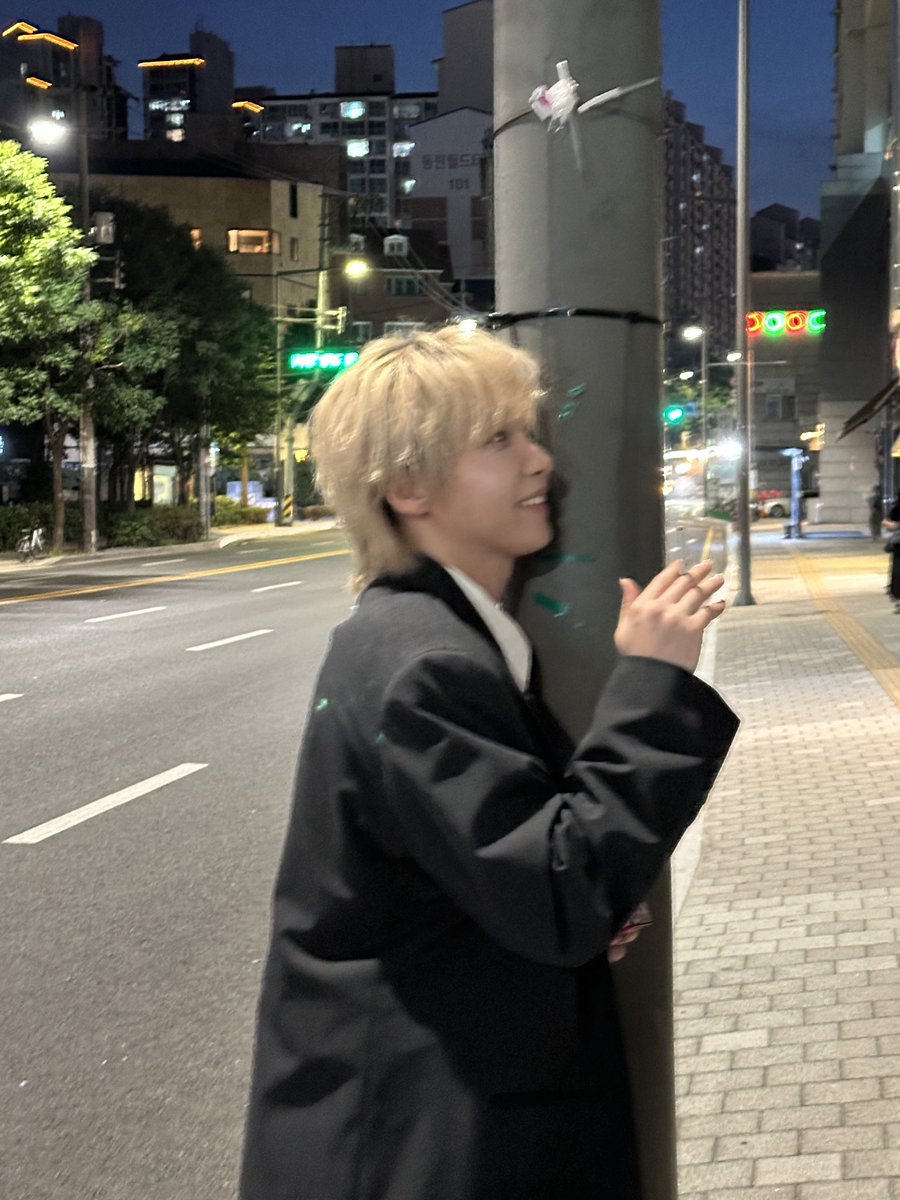 jeongsewoon_twt's tweet photo. 평소 쓸 일 없는 낯선 소품에 묘하게 살짝 즐거워 보이는 모습.. 기분 탓일까요?

Jeong Sewoon DS ‘Too Much’
▸ https://t.co/J7Dpp9nsYq

#정세운 #JeongSewoon
#TooMuch https://t.co/yHNRAsCJKa