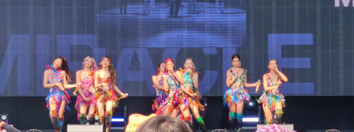 _beigeeeeeeee's tweet photo. HOLY FIREBALL WHAT A SHOT THEY'RE LITERALLY GLOWING!!!' 😭🩷 #BINI https://t.co/3Zy852ZUyt