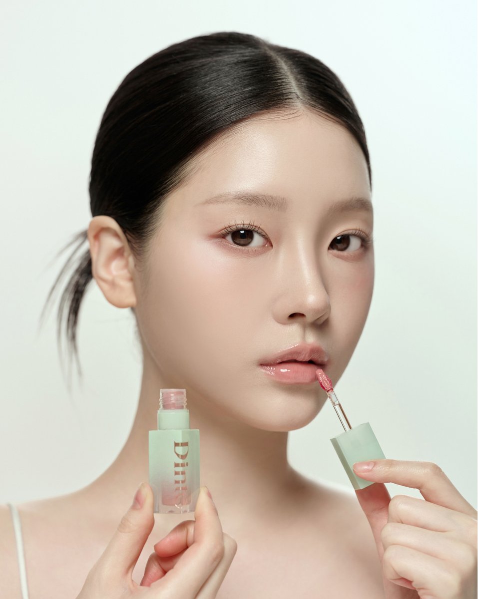 dinto_official's tweet photo. 【𝐆𝐮𝐦𝐢𝐡𝐨 𝐂𝐨𝐥𝐥𝐞𝐜𝐭𝐢𝐨𝐧】
ベアグロスリップティント｜全9色

「숨（Soom）」から「명（Myeong）」までの8色は、
赤みもくすみも主張しすぎない、洗練された“中道カラー”で構成されています。

そして、ひとさじの血色感を添える「홍（Hong）」。

#Dinto #GumihoCollection https://t.co/VTsbuSGxPD