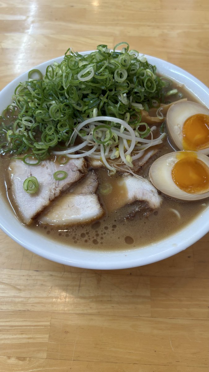 9s290's tweet photo. 前から気になってた「中華そば 西食」へ🍜✨
煮卵入りチャーシュー麺（大）に、京都九条ネギをトッピング！😋
チャーシューもたっぷりで大満足でした🙌

#中華そば西食 #ラーメン #徳島ラーメン #チャーシュー麺 #九条ネギ #ラーメン好き #麺活 https://t.co/FtRtaxWDlv