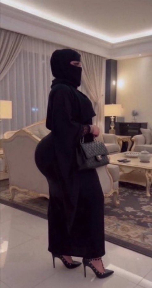 gqdluu's tweet photo. مبسسوط بها ياورعها يوم انك تجرجرها بين المولات كذا؟ مبسوط يوم تشوف الرجال ينهشون لحمها بعيونهم؟ لكن لا تلومنني يوم اشبّكها وانت ماسك يدها واحشر رمحي بين شطايبها بزاوية المحل وانا حاط ععيني بعينك😂🌚

فويس📞📞😵‍💫 https://t.co/2EDE7Z1vut