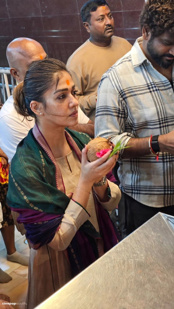 CinePopSouth's tweet photo. #Nayanthara snapped at Siddivinayak temple 📸 @NayantharaU https://t.co/mZYOG8C5NV