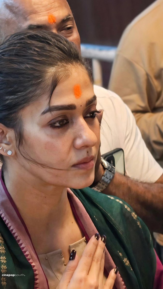 CinePopSouth's tweet photo. #Nayanthara snapped at Siddivinayak temple 📸 @NayantharaU https://t.co/mZYOG8C5NV