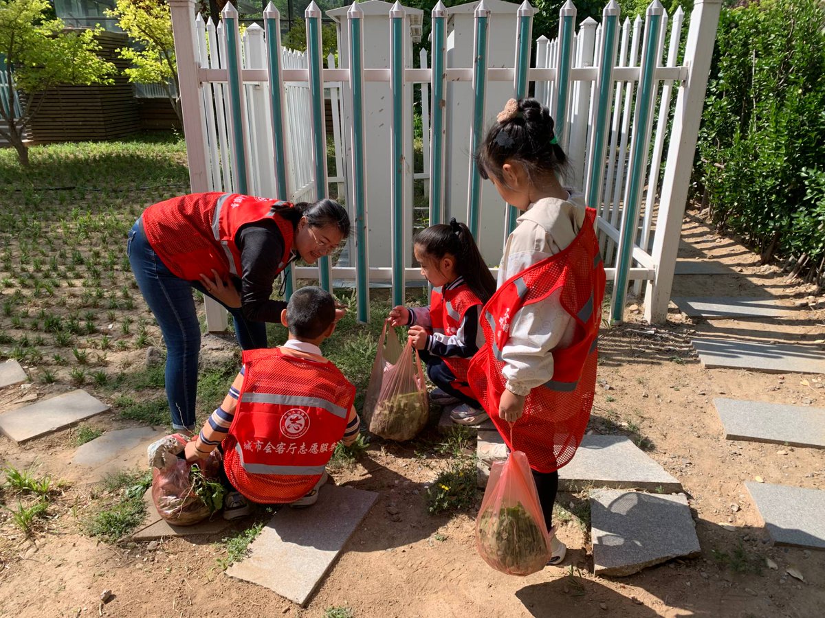 ChieftainsFB's tweet photo. Just finished a 3-day community garden volunteer project! We planted 200 vegetable seedlings and fed 50 low-income families in my neighborhood. Love making small positive changes together. #VolunteerLife， https://t.co/Cur4fD4G4w