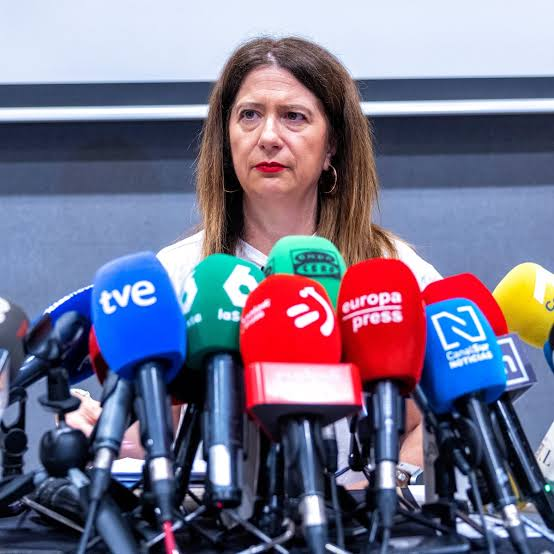 EugenioValle64's tweet photo. 🚨 LEIRE DÍEZ NO ERA LA JEFA, 81 CUENTAS BANCARIAS BAJO LUPA. SEIS SON DEL PSOE.

Y no las abre un juez cualquiera. Las abre Pedraz, en la Audiencia Nacional, después de que su compañero Zamarriego le cediera el caso entero.

Pero lo gordo es lo que Zamarriego deja escrito al soltar la causa: aquí hay un entramado más grande, y los ya señalados no son necesariamente los de arriba. 👀

O sea, que Leire Díez no era la jefa. Lo dice un juez, negro sobre blanco.

Repasemos hasta dónde llegó el invento. Según Anticorrupción, Santos Cerdán le dio la batuta para montar una estructura paralela a Ferraz. ¿Para qué? Para neutralizar las causas judiciales que apretaban al partido.

Y esa estructura tocó la Fiscalía General del Estado y la Dirección General de la Guardia Civil. 🧯

La cúpula del Instituto Armado, imputada. La directora general y el DAO. El motivo: presionar a los agentes de la UCO que investigaban al entorno del presidente.

Que se entienda: presionaron a la Guardia Civil por hacer su trabajo. 😳

Y ahora, la semana que viene, Juanma Serrano entrega el móvil. Jefe de gabinete de Sánchez. Dentro hay charlas con Leire Díez de los días de reflexión de abril de 2024, cuando el presidente desapareció cinco días.

Ahí sitúa el juez el germen de todo. 📱

Resumiendo: 81 cuentas, la gerencia del partido señalada, la Guardia Civil presionada y un juez avisando de que arriba hay más.

Y todavía hay quien lo llama «ruido mediático».

🔁 RT si crees que esto merece más de dos líneas en el telediario 🇪🇸

#CasoLeire #PSOE #SanchezAPrisión