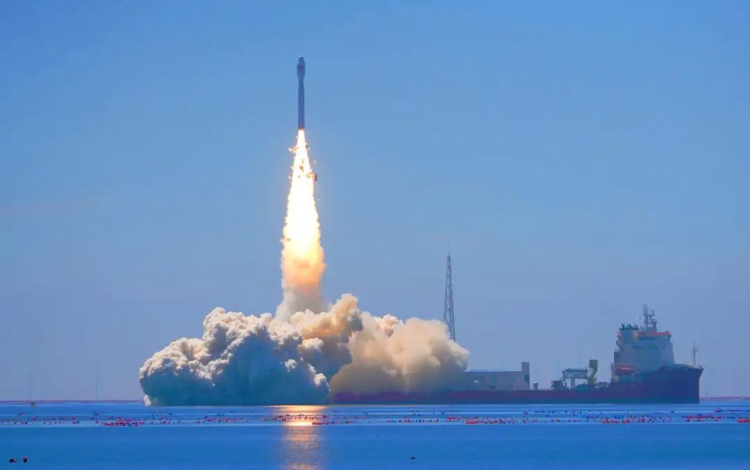 AerospacePort's tweet photo. 8月5日上午，由烟台海阳东方航天港总装出厂的捷龙三号遥十二运载火箭，搭乘“东方航天港”号发射船，在山东海阳附近海域点火升空，将搭载的东方慧眼星座高光谱01、02星送入预定轨道，发射任务取得圆满成功。 https://t.co/1YAMINyDd9