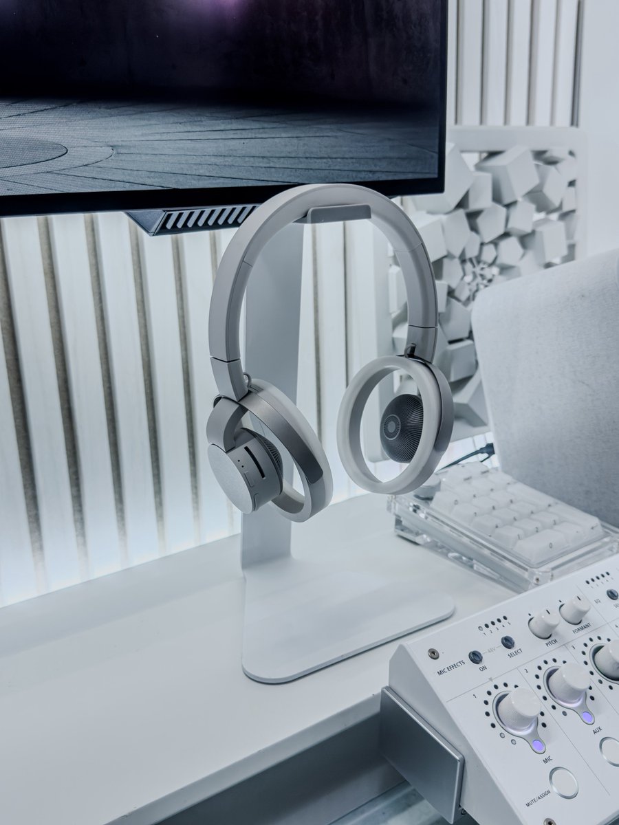 PTN1129's tweet photo. #desksetup #KantoAudio
Kanto Audio H1 Headphone Stand White
ヘッドホン周りをすっきりさせたかったので
完実電気さんのオンラインショップにて購入しました。
一枚のスチールを折り曲げたような無駄のないシルエットに、マットなホワイトの仕上げが綺麗で、質感もかなり好印象です。
受けの部分にはシリコン製のクレードルを採用しており、幅5.3cmまでのヘッドバンドに対応。
ベースまでスチール製なので見た目以上に安定感があり、実際にヘッドホンを掛けても収まりは良好です。
機能は至ってシンプルですが、
こういう物ほど造形や仕上げの良さが見えますね。
ヘッドホンを掛けていない時の姿まで綺麗で、
道具として使っていない時間も自然に空間へ馴染んでくれます。
いい買い物でした、
メインデスクで使用していきます。