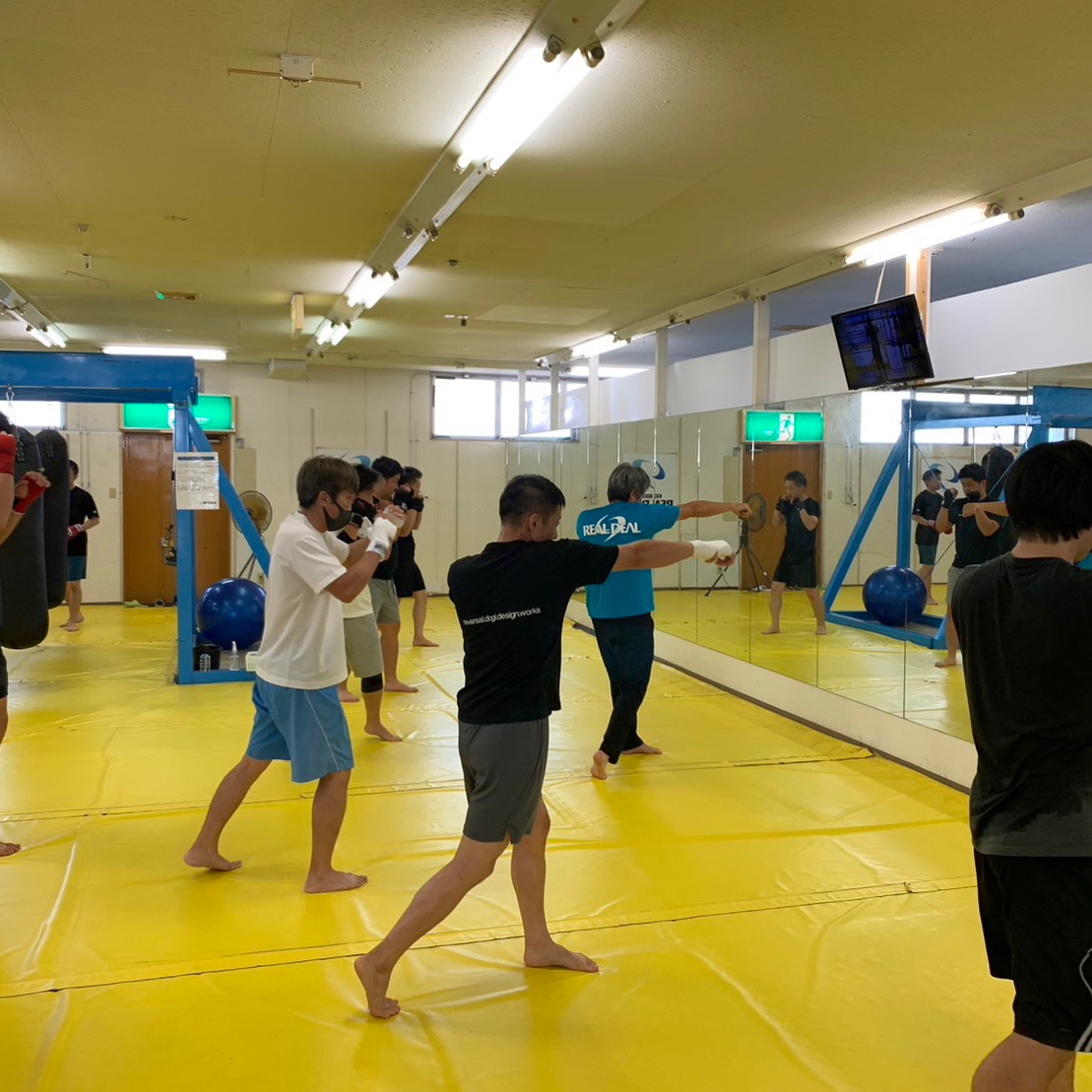 REALDEALGYM's tweet photo. リアルディール下大利ジムは、西鉄大牟田線、下大利駅の目の前にあります！
建物の中に階段がありますので２階へお上がり下さい。１Fはスーパーが閉店したのでシャッターが閉まっていますが2階は元気に営業しています
下大利ジムの情報はこちらから
https://t.co/t8bAPmo6xV
#リアルディール下大利ジム https://t.co/K7NmlAjBCh