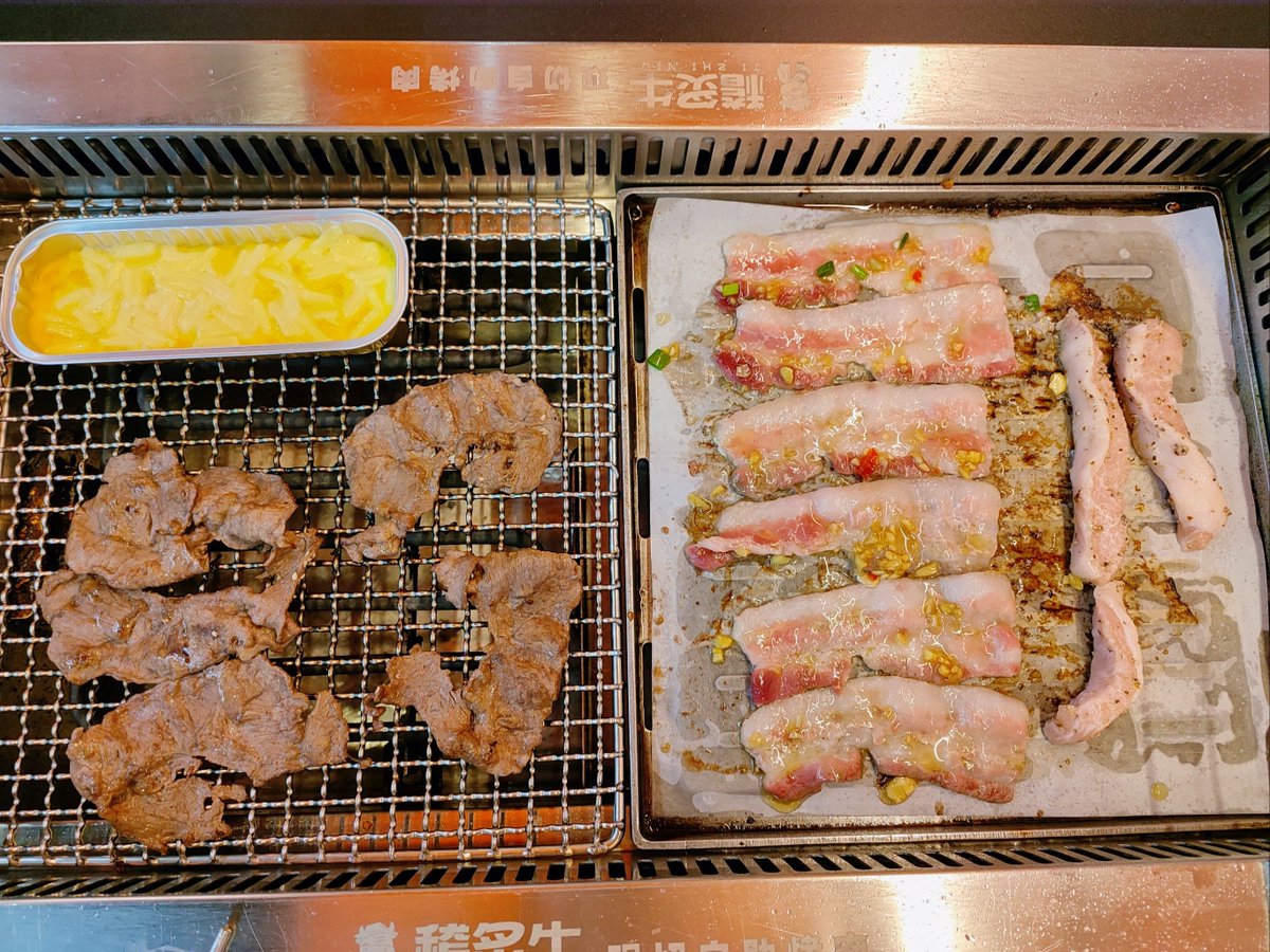 Sunshine092002's tweet photo. Craving street food joy! Chewy skewered grilled meat, crispy onion rings, and a cold soda make the perfect weekend snack. ， https://t.co/wAqCJYLfkE