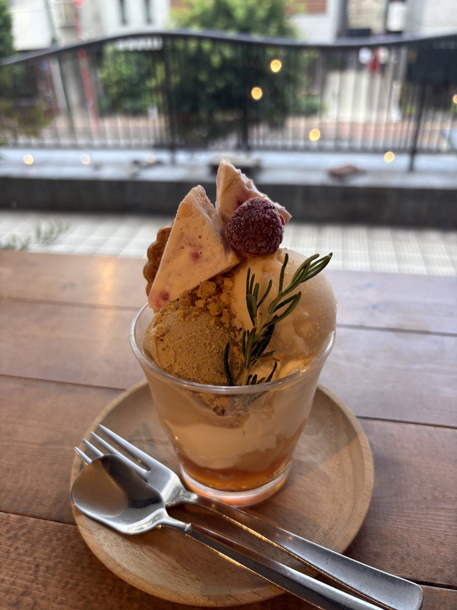 CherryB6637X's tweet photo. 家の近所に新しく出来たちっちゃいカフェに行こうと思って
自転車で繰り出した途端にポツポツと大粒の雨☂️

止まって行こうかどうしようか迷ったけど…土砂降りになったら嫌なので戻って家の下のカフェに。

外見たら誰も傘さしてないし！
���も降ってないっ！！

新しいカフェに行けば良かった😭 https://t.co/b7gS2r7EnG
