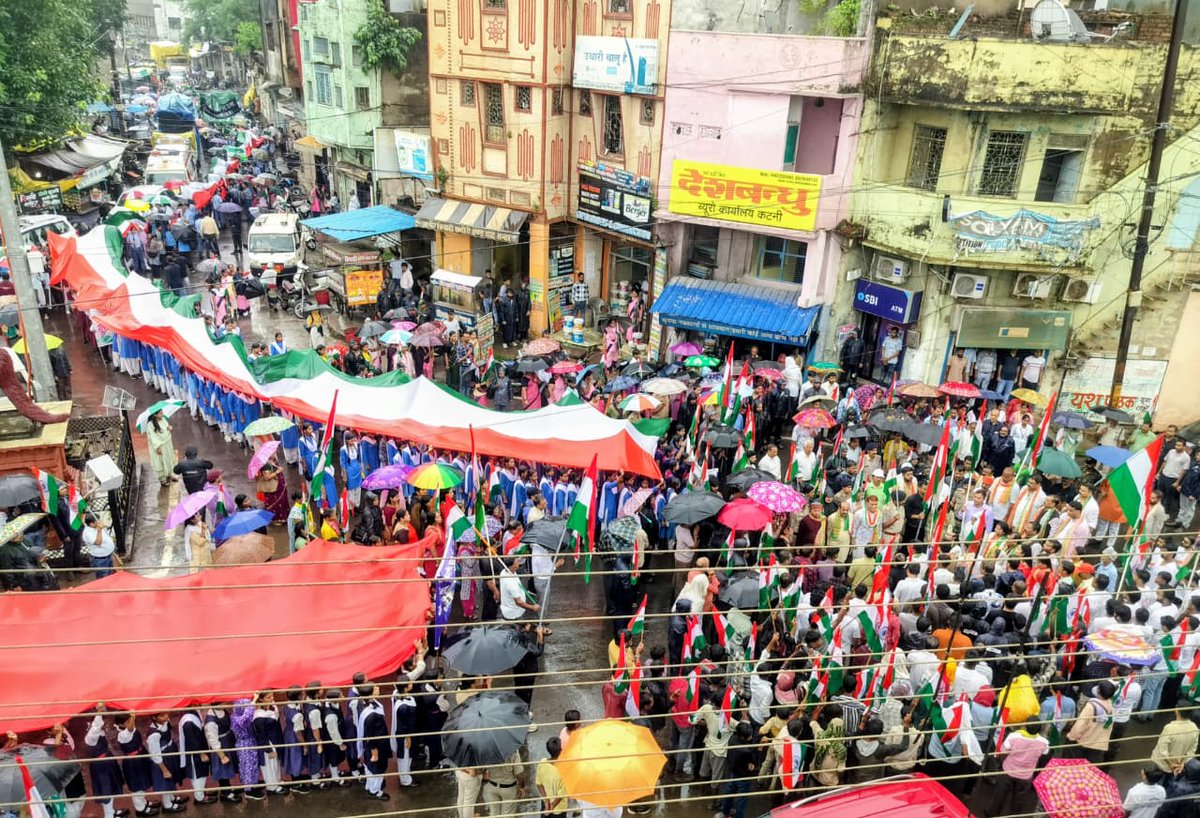 vdsharmabjp's tweet photo. एक राष्ट्र, एक ध्वज, एक गौरव! 🇮🇳

#HarGharTiranga अभियान ने तहत आज कटनी जिले में आयोजित भव्य तिरंगा यात्रा में सहभागिता की।

मूसलाधार बारिश के बीच हाथों में तिरंगा थामे नागरिकों, छात्र-छात्राओं और कार्यकर्ताओं का उत्साह व राष्ट्रप्रेम देखकर मन गद-गद है। 

#KhajurahoLoksabha https://t.co/fE3pLyprJo