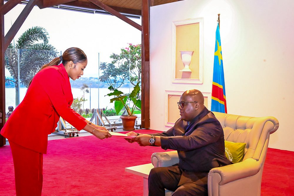 GraceKutino's tweet photo. 13.08.26 | LA VOIX DE LA JEUNESSE PORTÉE AU SOMMET DE L’ÉTAT 🇨🇩

J’ai eu l’honneur d’être reçue par le Président de la République, Son Excellence Félix-Antoine Tshisekedi Tshilombo, à qui j’ai officiellement remis le Cahier des charges de la jeunesse congolaise.

Ce document est bien plus qu’un simple rapport : il porte la voix, les aspirations et les priorités de la jeunesse congolaise. Emploi, entrepreneuriat, accès aux opportunités et participation effective à la gouvernance de notre Nation : la jeunesse congolaise a parlé, et sa voix a été entendue.

À travers la campagne « Oui, je le veux », notre génération affirme sa volonté de prendre pleinement part à la construction de l’avenir de notre pays et de contribuer aux réformes qui façonneront la République de demain.

Cette étape est historique, mais elle n’est qu’un commencement. Nous continuerons à travailler pour qu’aucune décision concernant la jeunesse ne soit désormais prise sans elle.

LELO EZA YA BILENGE. 🇨🇩