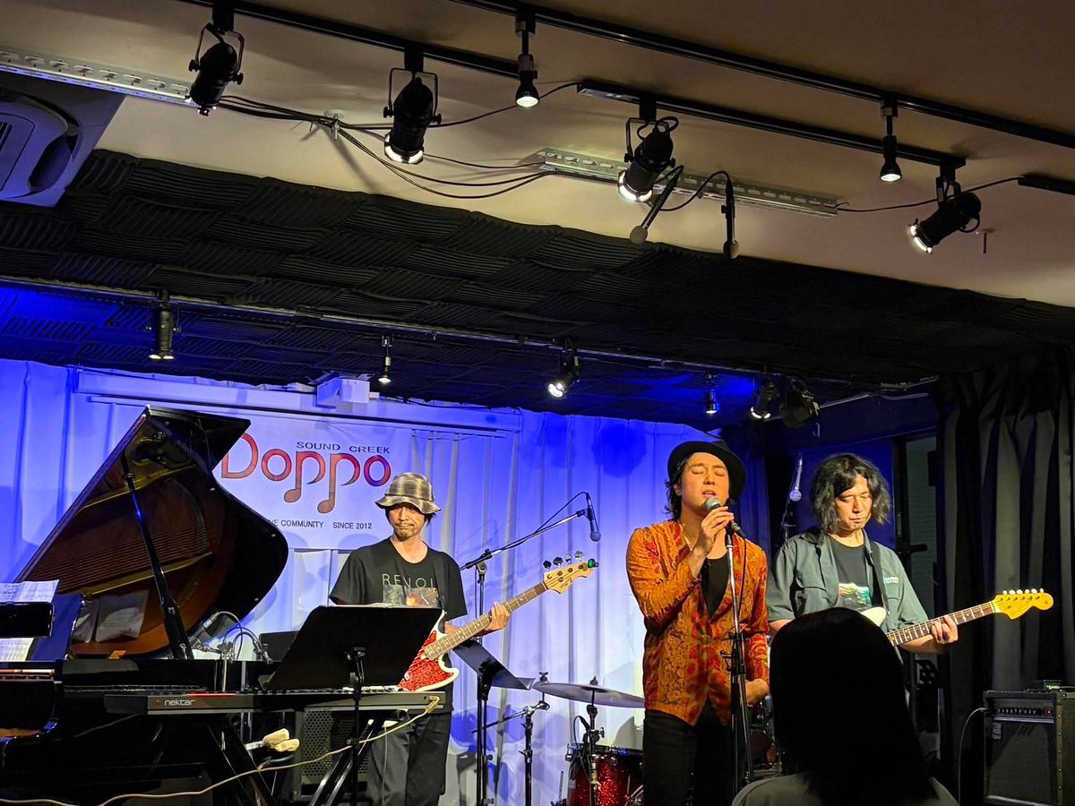 tomokanda0910's tweet photo. 昨日は2ヶ月に一度開催のDjango!で、いつも通りONOEs BANDのボーカルとして歌わせていただきました🎤
今回のゲストHee’raさんは、めっちゃかっこよかったです！

もちろんトリのカモネギーも安定のパフォーマンスでした♪

雨の中来てくださったみなさん、本当にありがとうございました😊😊 https://t.co/yg738m152t