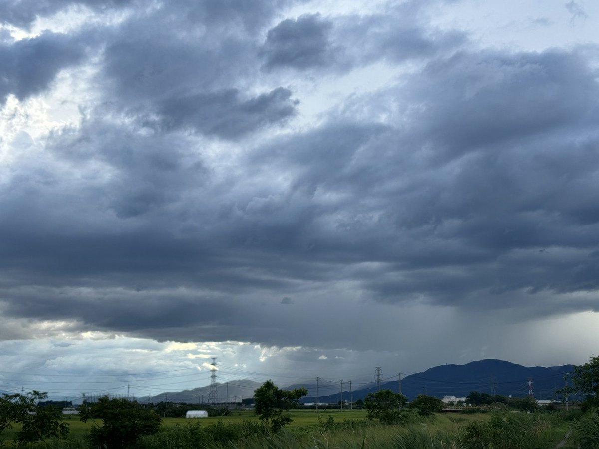 orotanto's tweet photo. 降ってる所もあれば晴れてる所もある https://t.co/7sPPic78Ou