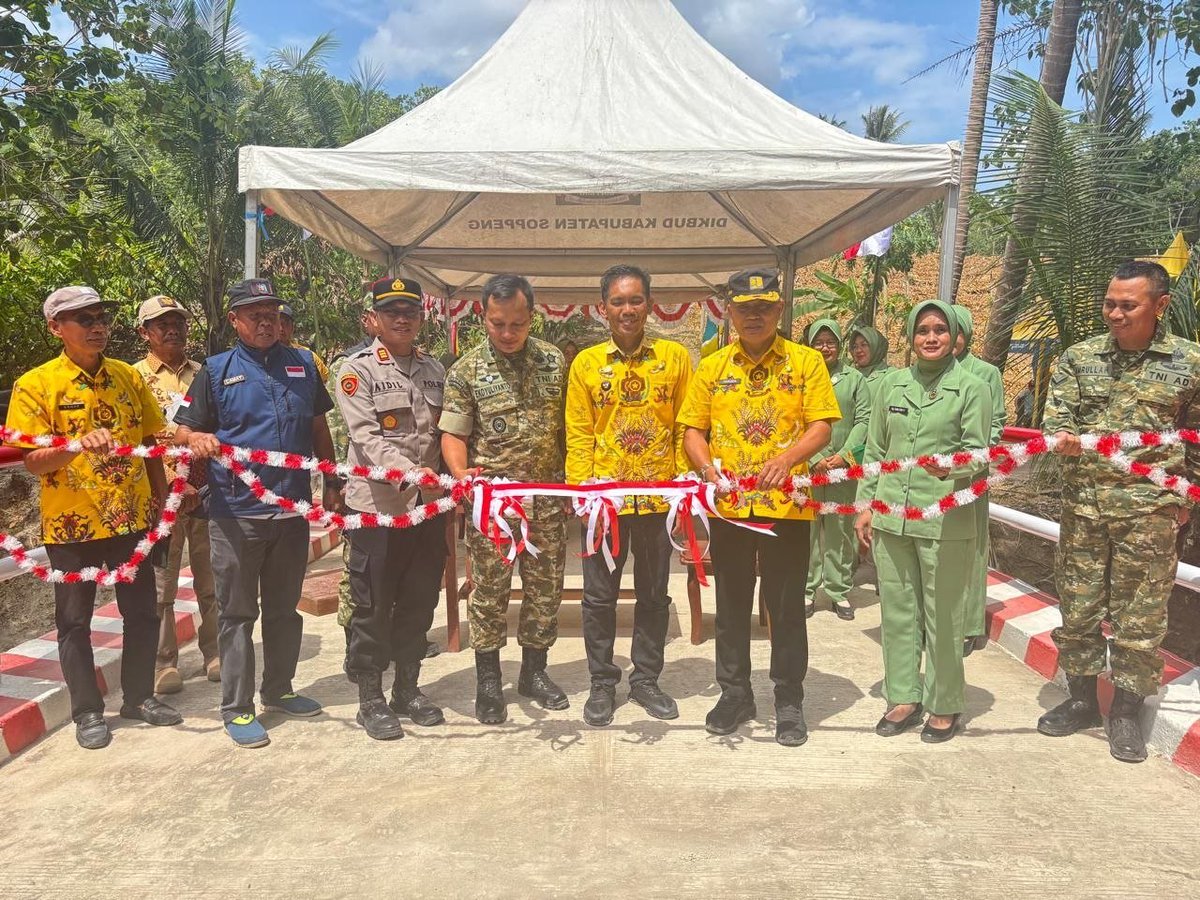 DimSoppeng's tweet photo. Dandim Soppeng Resmikan Jembatan Armco Desa Masing, jembatan Armco di Desa Masing, Kecamatan Lilirilau, Kabupaten Soppeng, resmi diresmikan Komandan Kodim 1423/Soppeng Letkol Inf. Eko Yuliyanto, Peresmian tersebut menjadi momentum penting bagi masyarakat. https://t.co/2rnUQwb9gr