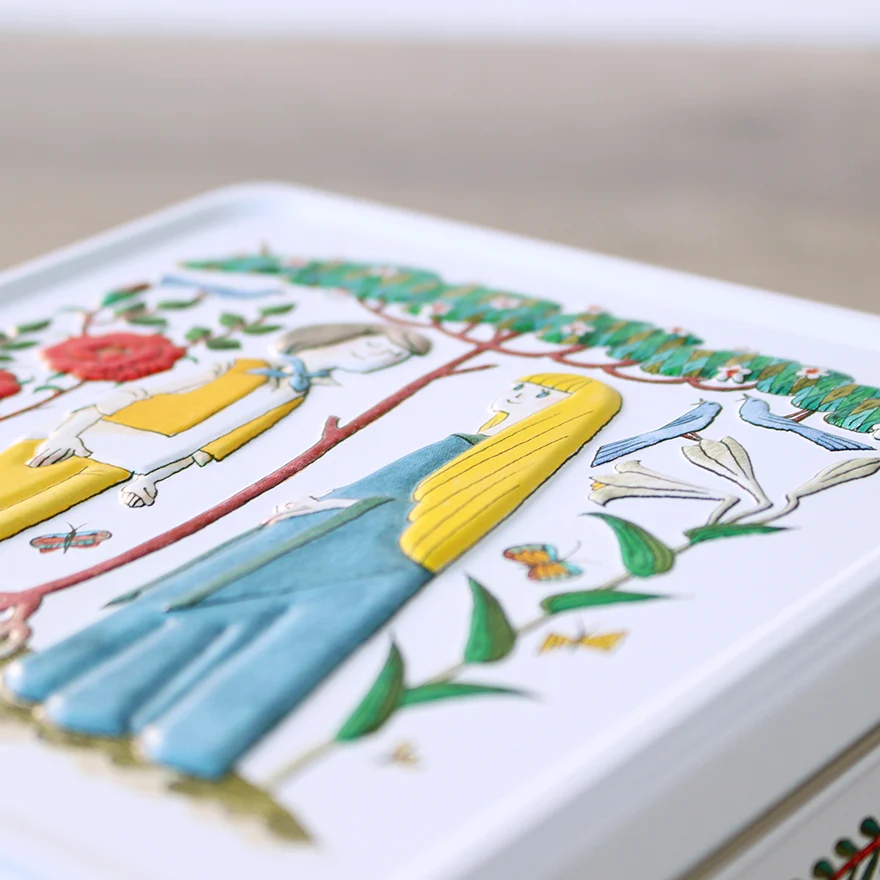 romiunieWebShop's tweet photo. 鹿児島 睦さんに手がけていただいたクッキー缶
「Fairy Tale Tins（フェアリーテイル缶）」が8/17(月)に久々の登場です。
おとぎ話の一幕のようなイラストの缶に、5匹のどうぶつとチョコチップクッキーのスペシャルサブレと、定番6種類のサブレを詰め合わせました。

ぜひお楽しみに♩
https://t.co/vKQxliw2P4