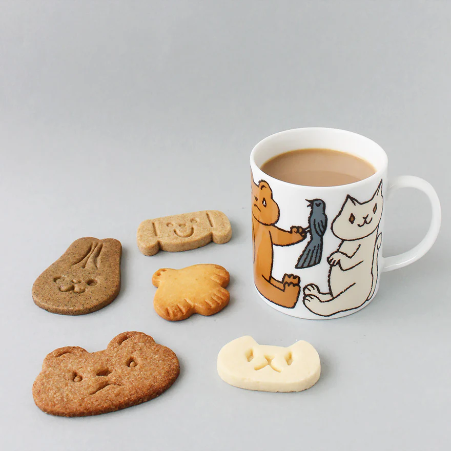 romiunieWebShop's tweet photo. 鹿児島 睦さんに手がけていただいたクッキー缶
「Fairy Tale Tins（フェアリーテイル缶）」が8/17(月)に久々の登場です。
おとぎ話の一幕のようなイラストの缶に、5匹のどうぶつとチョコチップクッキーのスペシャルサブレと、定番6種類のサブレを詰め合わせました。

ぜひお楽しみに♩
https://t.co/vKQxliw2P4