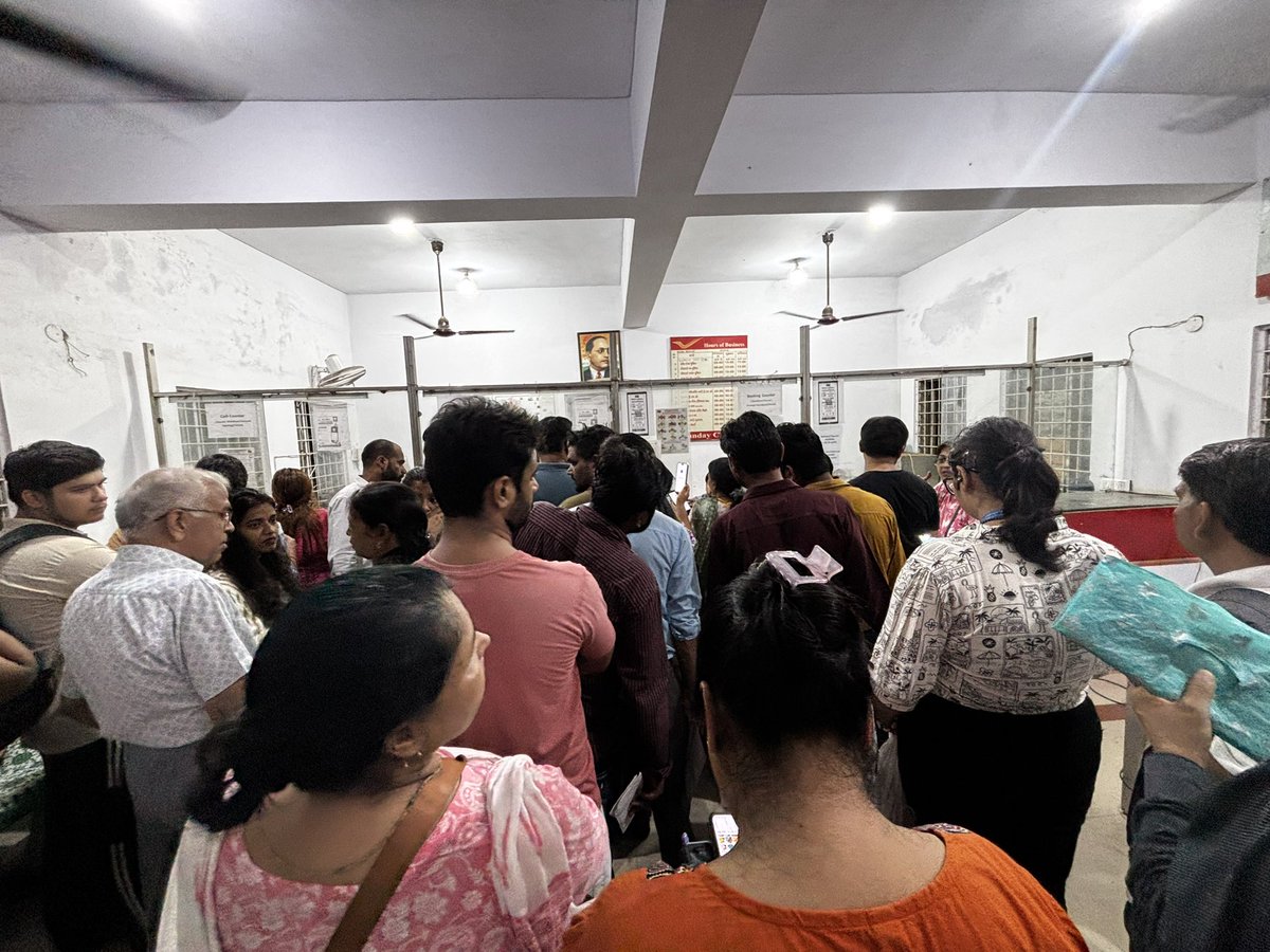 gameoftrend's tweet photo. @JM_Scindia @IndiaPostOffice seriously troublesome for public, specially senior citizens. People are standing for last 1:30 hours and unfortunately facilities are super slow. Kindly do something about it. In the world of digitalisation this kind of service is a problem. https://t.co/unvQXqYM1K