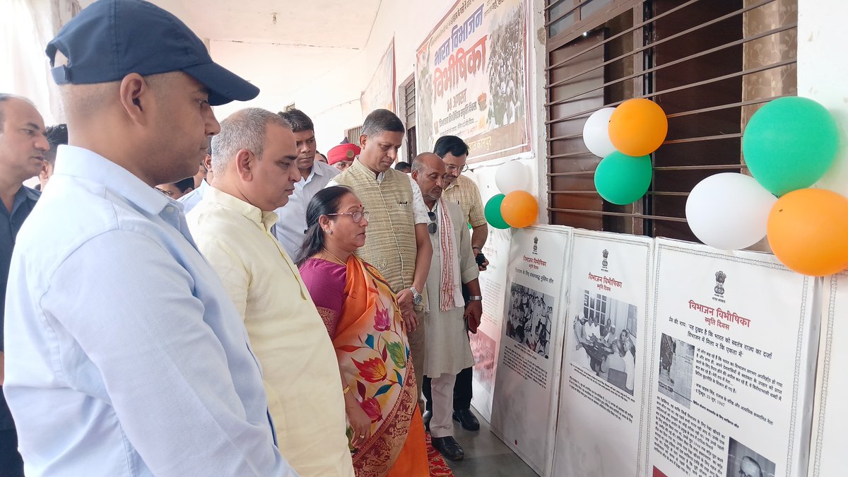 DMKanpurDehat's tweet photo. आज दिनांक 14 अगस्त 2026 को अकबरपुर महाविद्यालय में माननीय राज्य मंत्री (स्वतंत्र प्रभार) श्री अजीत सिंह पाल जी, माननीय विधायक रसूलाबाद श्रीमती पूनम शंकर जी, अन्य जनप्रतिनिधिगण, जिलाधिकारी/जिला मजिस्ट्रेट श्री कपिल सिंह एवं मुख्य विकास अधिकारी की उपस्थिति में विभाजन विभीषिका स्मृति दिवस आयोजित किया गया।दो मिनट का मौन रखकर त्रासद् घटना पर शोक व्यक्त किया गया। छात्र-छात्राओं एवं उपस्थित जनों को विभाजन की विभीषिका और उसके दुष्परिणामों की स्मृतियों से अवगत कराया गया। इस अवसर पर अभिलेख, चित्र प्रदर्शनी एवं डॉक्यूमेंट्री/फिल्म का अवलोकन किया गया।
@CMOfficeUP @spgoyal @ChiefSecyUP @sanjaychapps1 @InfoDeptUP #विभाजनविभीषिकास्मृतिदिवस #PartitionHorrorsRemembranceDay