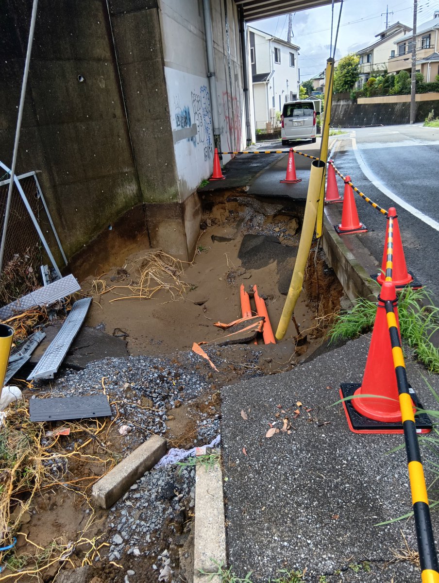 MITSUBISHI__GTO's tweet photo. 四街道〜千葉中央間で30〜40台の水没車を見たが、その半数近くが外国車だった。
1位 BMW(8台)
2位 ベンツ(6台)
3位 トヨタ(5台)
4位 ミニクーパー(3台)
あとはレクサス、マツダ、スバル、日産とかが1〜2台ずつかな。
軽自動車がほとんどいなかったのは意外だった。
#大雨 #冠水 #水没車 #千葉 #四街道 https://t.co/Sj0ndzWrwc