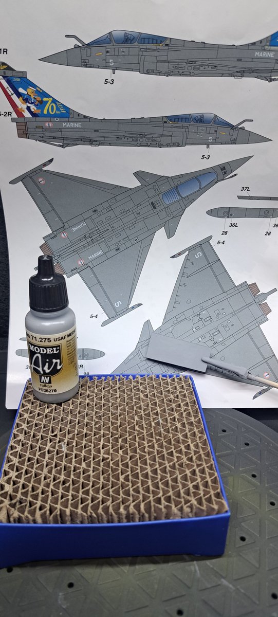 oukasirabe's tweet photo. グーグルのAIに聞いてみたら
メインは36231のグレーでレドームは36270のミディアムグレーにすると良いらしいけど
結構近い色だね
水性塗料だからドライヤーの強制乾燥でテストピース作れるから助かる😆 https://t.co/ee3cmZyO9g