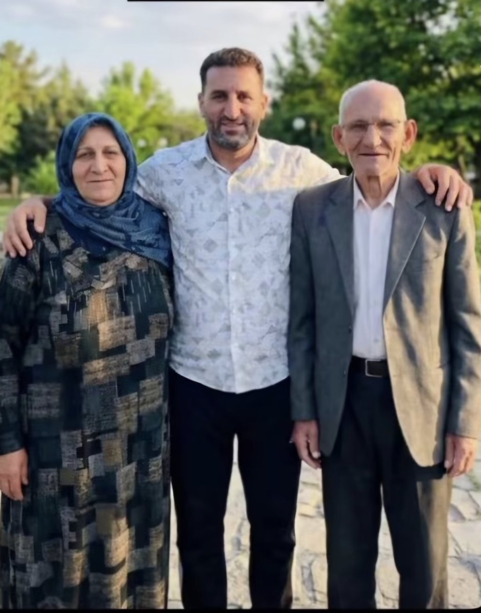 Mari688471's tweet photo. داستان جنایت‌های ج‌.ا تو دی ماه تمومی نداره، هر طرفو نگاه می‌کنی اشک و خونه...

جاویدنام #احمدعلی_محمدی، هم‌میهن عزیزی از طارم زنجان و پدر دو فرزند بودن که در شب ۱۸ دی ۱۴۰۴، با گلوله دژخیمان شیعه‌سان سیاهی به قتل رسید.

اما قصه تلخ این خانواده با رفتن احمدعلی تموم نشد...

۱۹ روز بعد، ۷ بهمن ماه، مادر احمدعلی، داغ از دست دادن فرزندش رو تاب نیاورد، بر اثر سکته قلبی از دنیا رفت. هنوز چهلم پسر نرسیده بود که پدر خانواده هم در ۲۱ بهمن از دنیا رفت.

در فاصله‌ای کوتاه، یک خانواده از هم پاشید و سه نفر از عزیزانش رو از دست داد...

نفرین به بود و نبودتون، سیاهی این شب تمومی نداره، فقط خونه که می‌جوشه از در و دیوار...

براساس گفته‌ها، هر سه عزیز در روستای مامالان طارم دفن شدن🥀😔

نام و یادشون جاوید
#احمدعلی_محمدی