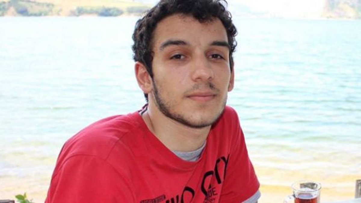 SurucAileleri's tweet photo. Suruç Katliamında ağır yaralanan ve 26 gün sonra ölümsüzleşen düş yolcumuz Mert Cömert'i katledilşinin 11. yılında anıyoruz.

Karadeniz coşkun ve asi genci olan Mert, ırkçılığa ve yıkıma inat yola çıkmıştı...

Düşleri yarım kalmayacak! https://t.co/L62obk2Gtr