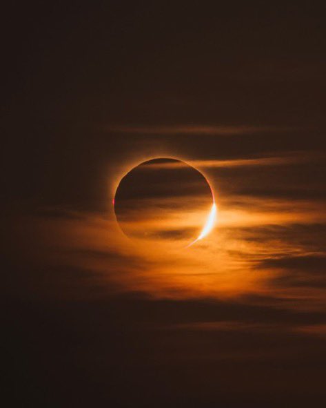 _Naturaee's tweet photo. total solar eclipse by jackgraay https://t.co/ZjAKcbn7W4