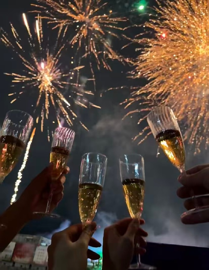 HaneychaanE's tweet photo. Champagne pops, confetti drops — New Year’s Eve hits different with the ones you love https://t.co/6Ys648BMeC