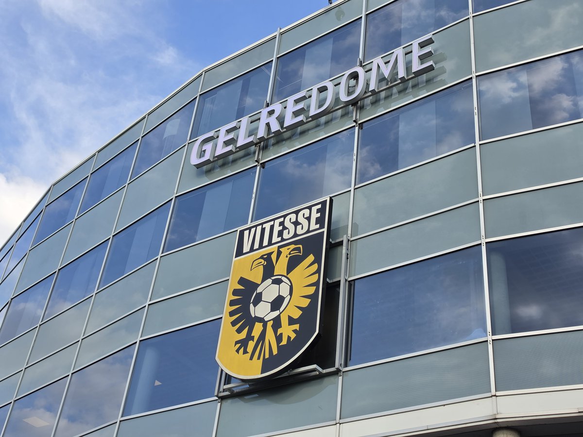 ArnhemDirect's tweet photo. Vitesse versterkt middenveld met Zweeds talent Pontus Dahbo (20)

Vitesse heeft zich versterkt met de 20-jarige Zweed Pontus Dahbo. De middenvelder komt over van BK Häcken en vervolgt zijn loopbaan in Arnhem. Vitesse maakte zijn komst donderdag bekend. Dahbo geldt als een talentvolle middenvelder en heeft ondanks zijn jonge leeftijd al de nodige ervaring op het hoogste niveau in Zweden. De linkspoot doorliep een deel van de jeugdopleiding van BK Häcken en maakte in 2023 zijn definitieve doorbraak in het eerste elftal.

Veel ervaring voor zijn leeftijd

Volgens de officiële statistieken van de Zweedse competitie kwam Dahbo sinds 2023 alleen al tot tientallen wedstrijden in de Allsvenskan. Zijn beste seizoen wat betreft doelpunten was 2023, toen hij vier keer scoorde in twintig competitiewedstrijden. Ook speelde hij met Häcken Europees voetbal.

BK Häcken zelf komt, wanneer ook andere competities worden meegerekend, inmiddels tot 128 wedstrijden voor Dahbo. Daarin maakte hij negen doelpunten en gaf hij zes assists. De Zweedse club omschrijft spelinzicht als een van zijn sterke punten.

Dahbo kan op meerdere plekken op het middenveld en in de aanval uit de voeten. Hij is linksbenig en werd in Zweden ook als aanvallende middenvelder en buitenspeler ingezet.

Marktwaarde van miljoenen

Opvallend is ook de geschatte waarde van de jonge Zweed. Voetbalplatform FotMob schat zijn huidige transferwaarde op ongeveer 2 miljoen euro. Begin 2025 lag die schatting zelfs nog boven de 4 miljoen euro. Zijn contract bij BK Häcken loopt volgens het platform tot eind 2027.

Daarmee haalt Vitesse op papier een speler met een behoorlijke marktwaarde naar Arnhem. Dahbo kwam bovendien uit voor verschillende Zweedse nationale jeugdelftallen, waaronder Jong Zweden.

Met zijn komst krijgt Vitesse er een jonge, maar tegelijkertijd al behoorlijk ervaren middenvelder bij.

#Arnhem #Vitesse #BKHäcken