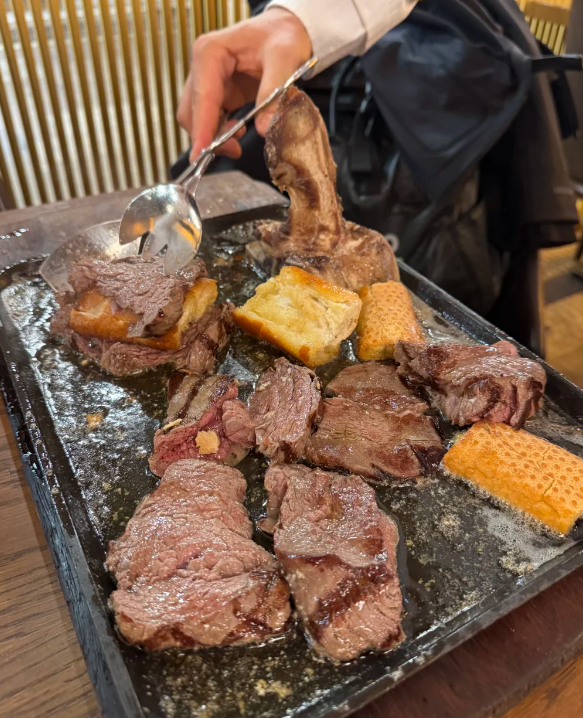 thinker31946746's tweet photo. 誰能拒絕熱氣騰騰的土耳其鐵板烤肉🥩大塊烤肉滋滋冒油，肉質鮮嫩多汁，搭配烤面包，香氣直接撲面而來。現場分切儀式感滿滿，大口吃肉太過癮，滿滿的異域風味，肉食愛好者一定要沖！

#土耳其美食 #烤肉探店 https://t.co/NAPpE9kjss