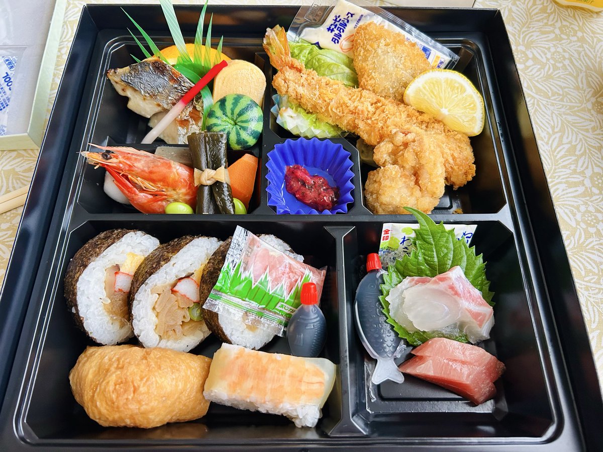 Pon51010's tweet photo. 朝ちょっとブンドドして昼から嫁様の実家で法事🙏
今皆んなでノンビリ弁当食べてますゲフ♪ https://t.co/zQz1e9n3Uz