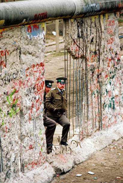 Mileistesfr's tweet photo. Les pays socialistes créent des murs pour empêcher leur propre peuple de sortir.

Les pays libéraux créent (parfois) des murs pour empêcher les gens de l'extérieur d'abuser de leur hospitalité.

Quelqu'un qui crée un mur pour protéger sa famille du froid et du monde extérieur est un bon père.

Un père qui cloue la porte pour garder sa famille prisonnière est un tortionnaire.

Si vous n'êtes pas capables de comprendre la difference, vous avez le cerveau à l'envers.