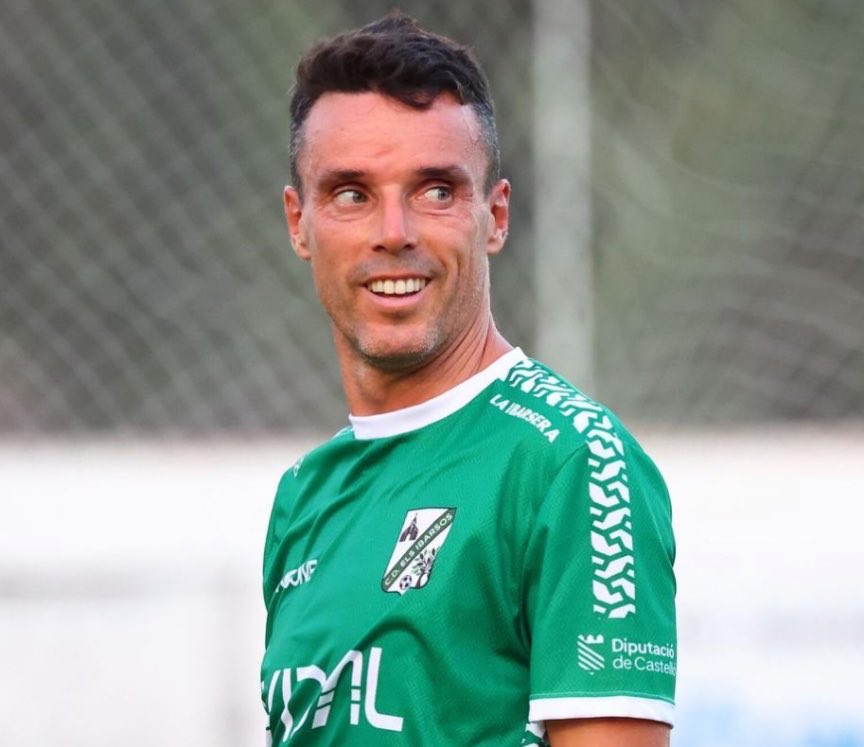 jmgmoron's tweet photo. Roberto Bautista siempre amó el fútbol y ha aprovechado su retirada del tenis para hacerse futbolista “hasta que el cuerpo aguante” a sus 38 años.

Ayer marcó dos goles con Els Ibarsos, equipo en el que jugará en Primera FFCV.

Su cara de felicidad lo dice todo ❤️

📸 Toni Losas https://t.co/ATPO2emOet