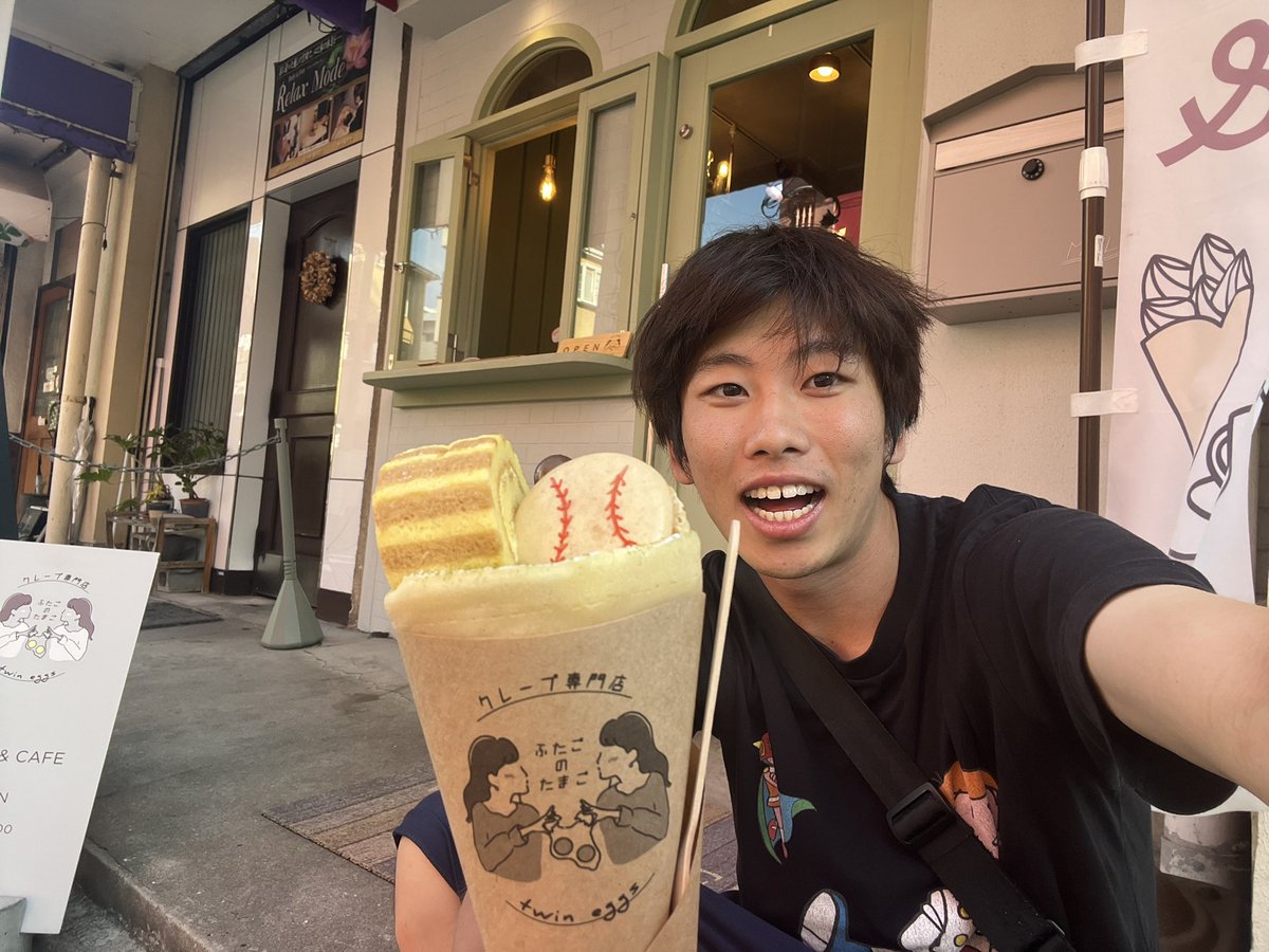 komachik1221's tweet photo. ふたごのたまごというお店の甲子園クレープ！野球ボールマカロンがのっててかわいい！ https://t.co/geuIOsUh10