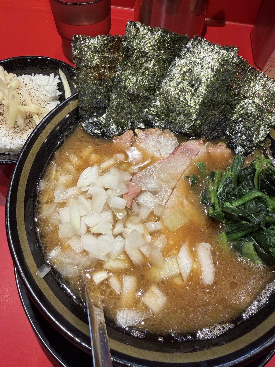 NishibonCh's tweet photo. ラーメン並普通+タマネギTP+半ライス😋🍜🍚‼️
雨が小降りになったタイミングで訪問🍜
シャキシャキのタマネギ🧅がぶっ濃いスープにバッチリ😋‼️
チャーシューの薫香も程良く😋‼️
美味しかったです‼️😋🍜
御馳走様でした‼️ https://t.co/cKfMdiwJAj