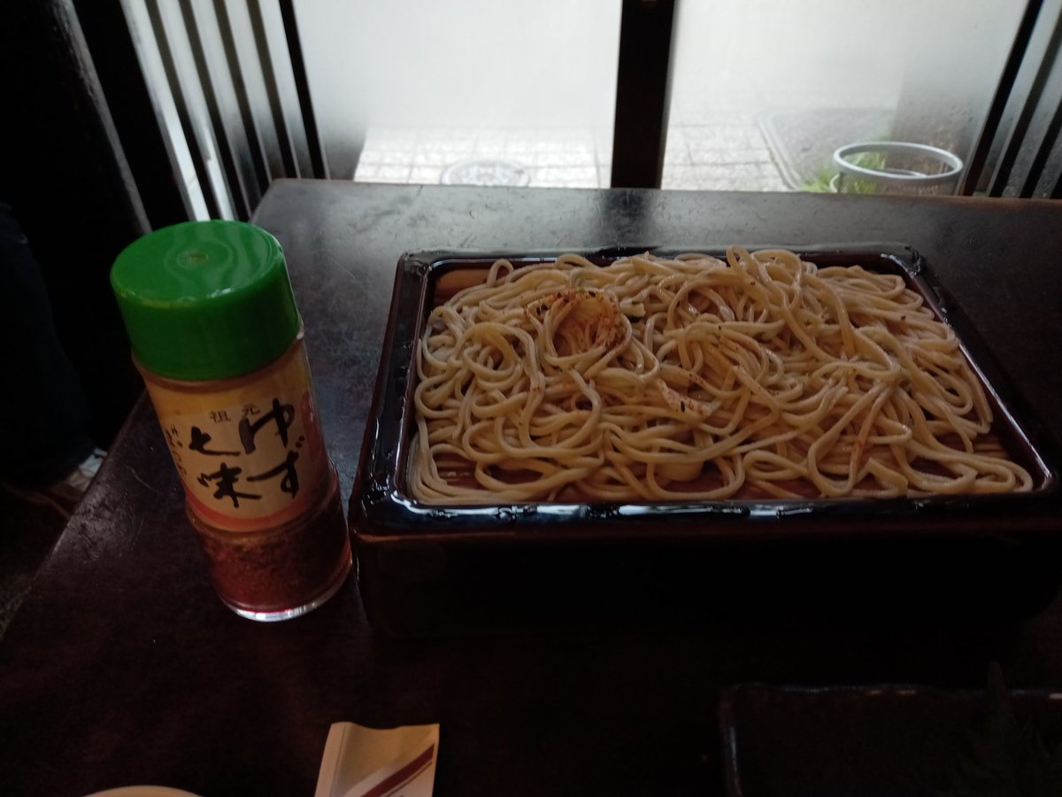 Liftmaster_T3's tweet photo. 20年ぶりくらいに神田まつや。ツマミの湯葉ワサビと違って蕎麦にはワサビが付属しないので、柚子七味をかけていただいたら香りが格別。 https://t.co/6HTREPoUKw