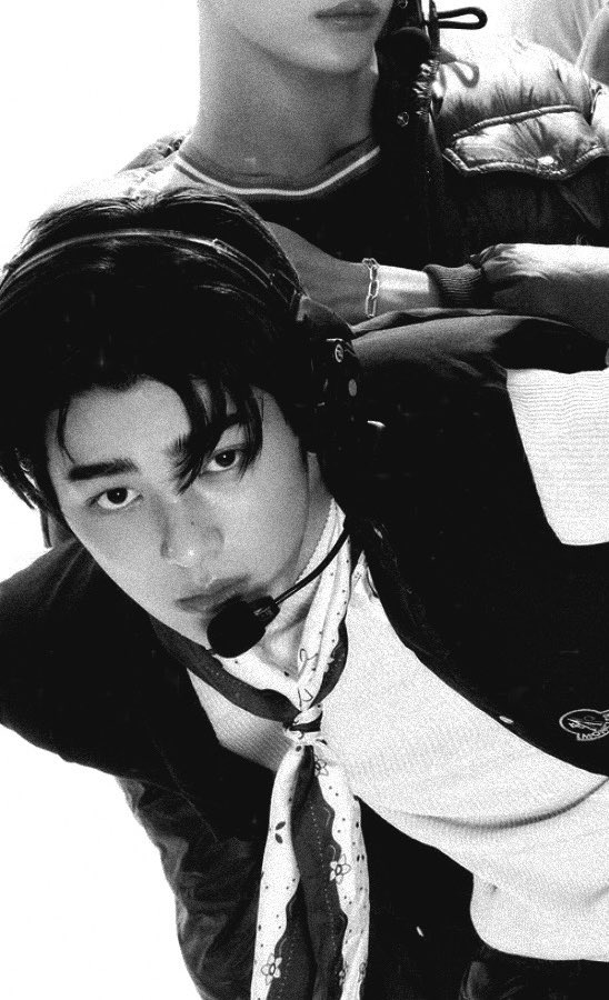 ddkeonhoo's tweet photo. LIKE?????!?!??!?! ARGHHH HANDSOME 😭😭🖤 https://t.co/JJw4L9BJ1G