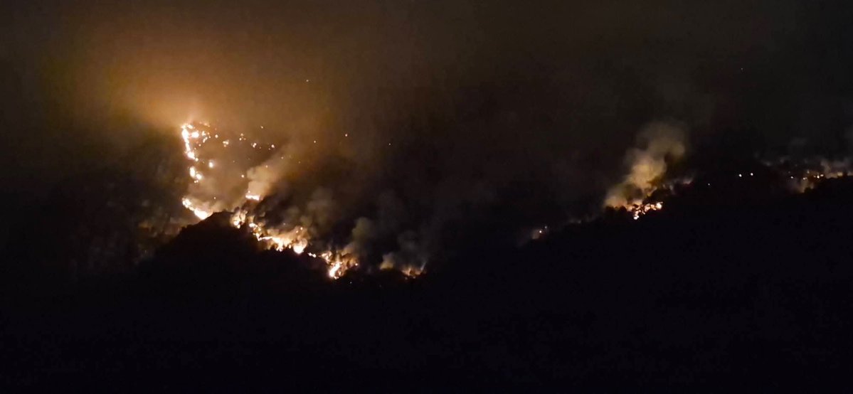 paolodriussi's tweet photo. Continua a bruciare. Terribile!
Monte Amariana sopra Amaro https://t.co/E3wKinQ8tg