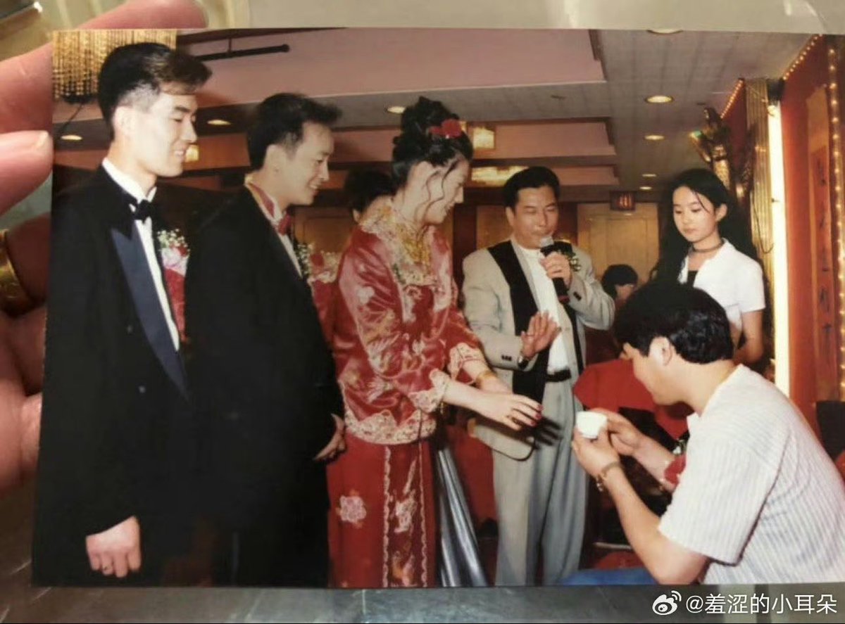 Cuiisrich's tweet photo. @Susantqhj @goodjk25 @wmtbxsh 你是说这套图吧 又是典型的看图编故事 这不明显是刘亦菲参加亲戚婚礼在旁边端茶吗 而且这个时候刘亦菲才10岁 造谣人家当服务员好搞笑 https://t.co/07p3PVSQXG